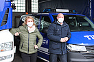 Den Bundestags-Abgeordneten Sabine Poschmann und Jens Peick gefallen die neuen Fahrzeuge des  Dortmunder THW-Ortsverbands (Foto: THW Dortmund/M.Braunst).