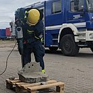 Prüfungsaufgabe: Gesteinsbearbeitung mit dem Bohr- und Aufbrechhammer (Foto: THW / M. Braunst).