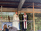 Von ihrer fertiggestellten „Kanzel“ aus halten Pfarrer Hendrik Münz (rechts) und Gemeindereferent Michael Thiedig ihre gemeinsame Predigt (Foto: THW / C. Pachl).
