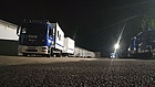 Führungs- und Kommunikationskraftwagen und Führungs- und Lageanhänger in der Nacht kurz vor Abfahrt (Foto: K.Höhn/THW Dortmund)
