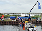 Die 36 m lange Pontonbrücke wird zwischen 13:00 und 18:00 Uhr von vielen Besucherinnen und Besuchern des Hafenspaziergangs überquert (Foto: THW / M. Kruse).