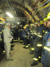 THWler lauschen der Erklärung eines Bergwerksmitarbeiters (Foto: THW Dortmund)