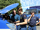 Die Kraftfahr-Ausbildung macht die Abfahrtkontrolle am Fahrzeug (Foto: THW / M. Braunst).