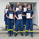 Geschafft! Die neuen Einsatzkräfte des OV Dortmund präsentieren nach der bestandenen Prüfung ihre Urkunden (Foto: THW / J. Dunning).
