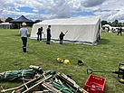 Die Jugendgruppe hat ihr Zelt schon fast vollständig aufgebaut (Foto: THW / N. N.)
