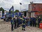 Die Führungsriegen von Feuerwehr Dortmund und THW-Ortsverband Dortmund im Gelände (Foto: Foto: THW / M. Braunst).