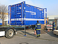Der neue Werkstatt-Container steht beim Abladen auf seinen Stützen (Foto: THW / M. Braunst).