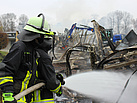 Feuerwehr Dortmund und THW-Ortsverband Dortmund arbeiten gemeinsam an der Brandbekämpfung (Foto: THW / M. Braunst).