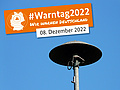 Alte Sirene mit Hinweis auf den bundesweiten Warntag am 8. Dezember 2022.