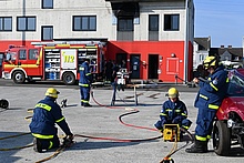 Vorprüfung am Feuerwehrausbildungszentrum: Üben des Umgangs mit Schere und Spreizer (Foto: THW Dortmund)